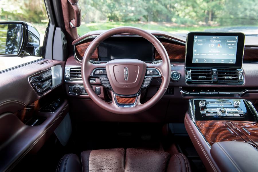 Торпедо Lincoln Navigator L Black Label 2017 года  (фото 22 из 27)